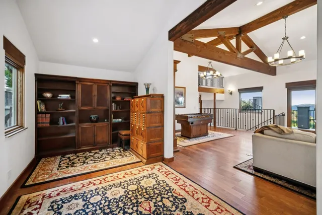 a view of a backyard