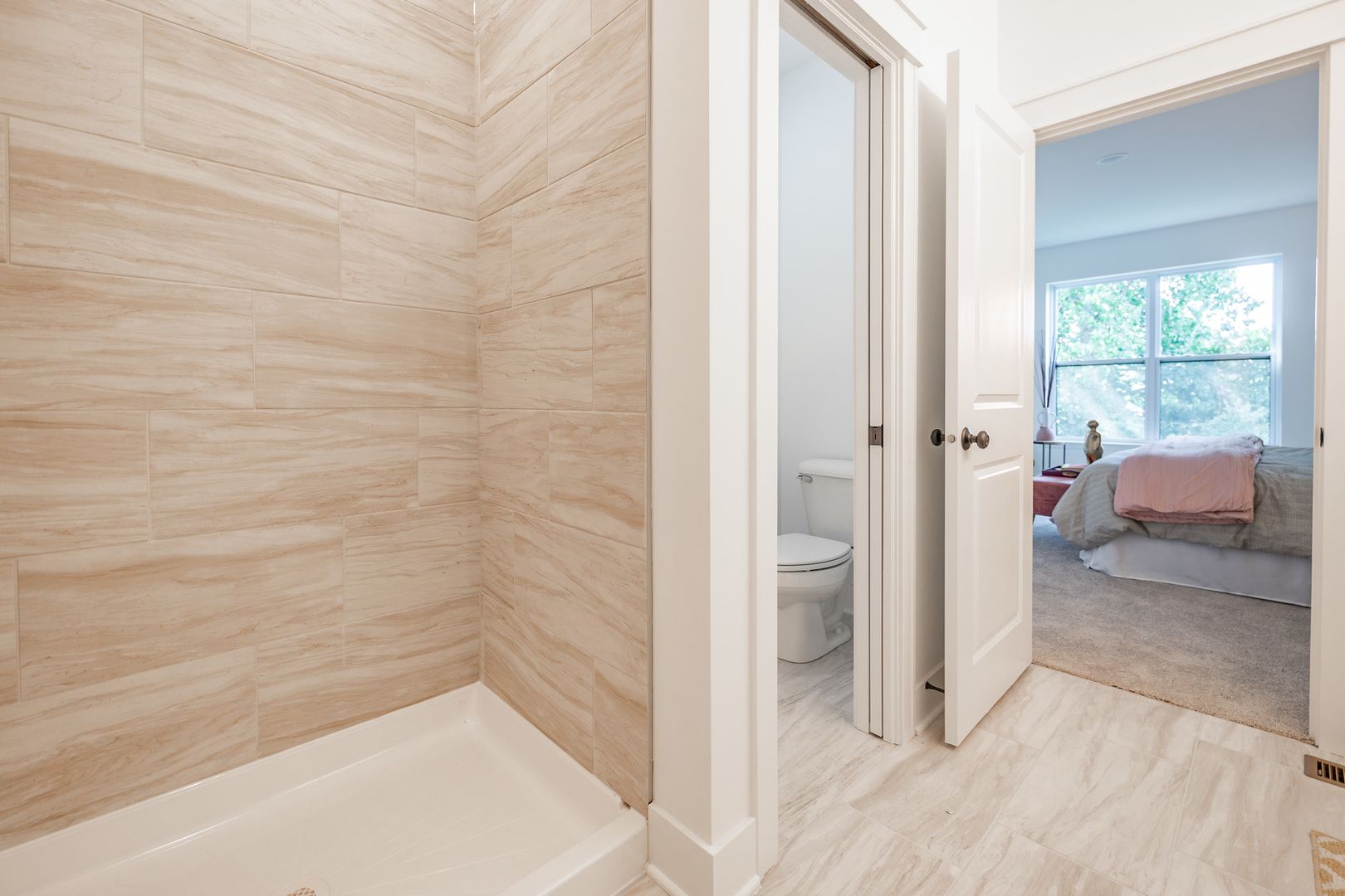 668 East Becker Place Sycamore, IL 60178 - Photo 27 of 34 a bathroom with a tub