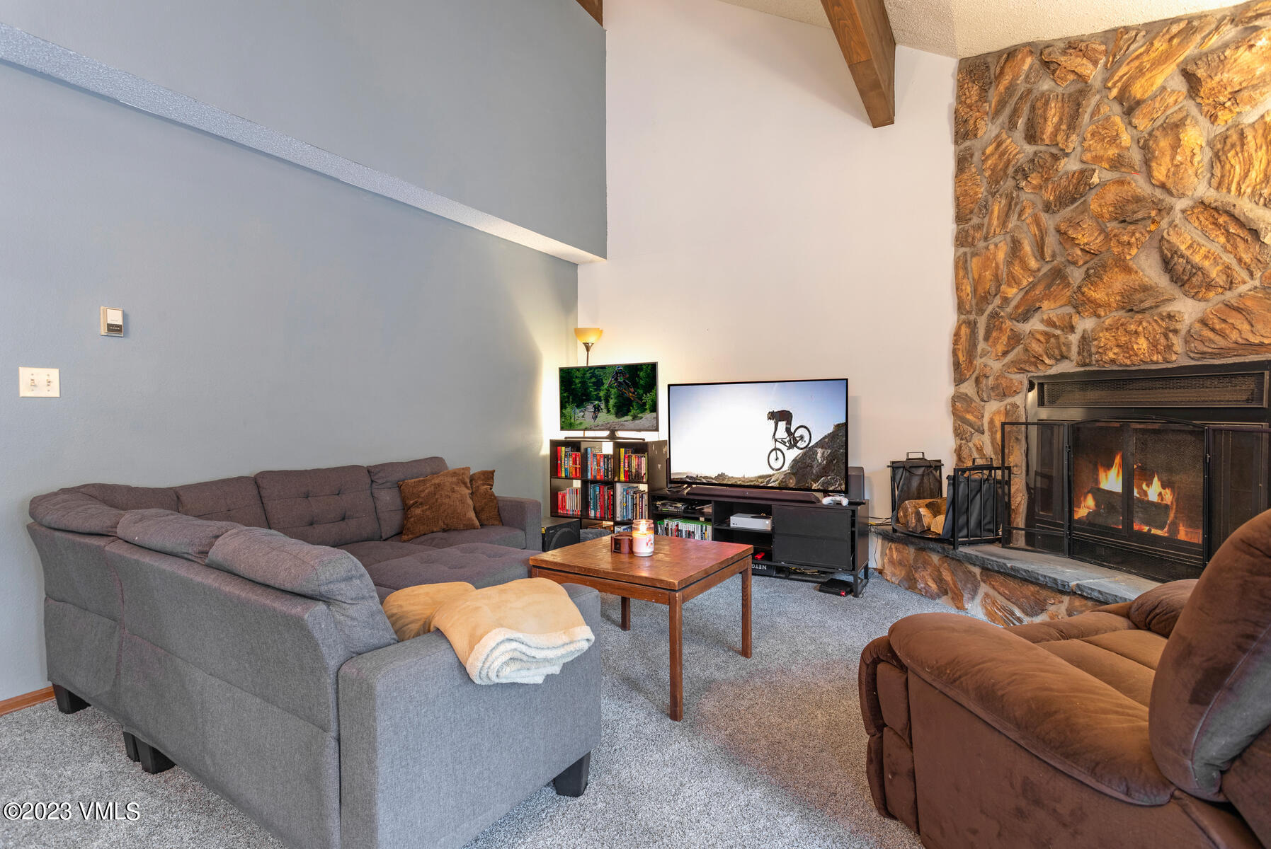 160 Riverside Ct-005-003-Living Room-MLS