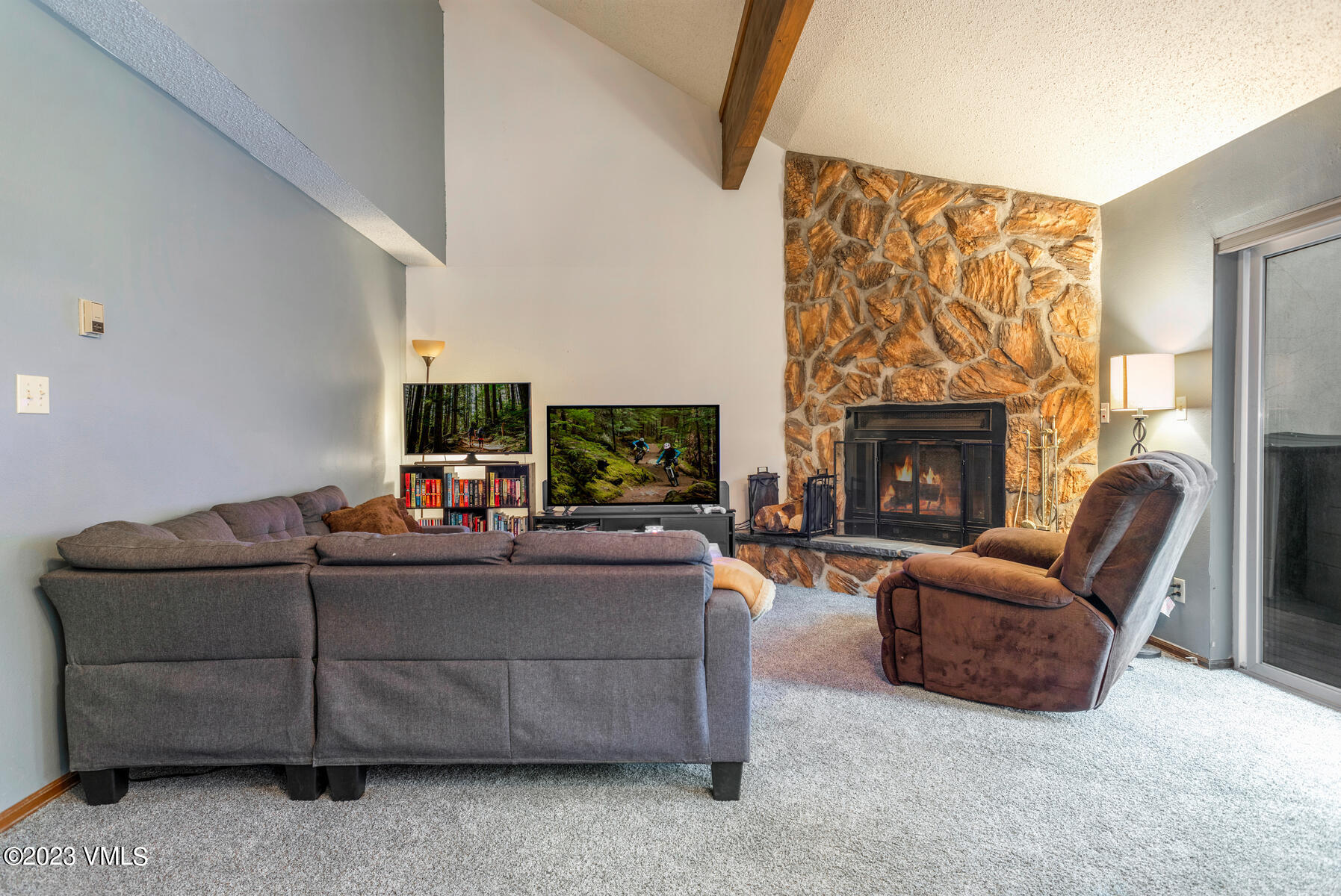 160 Riverside Ct-006-005-Living Room-MLS