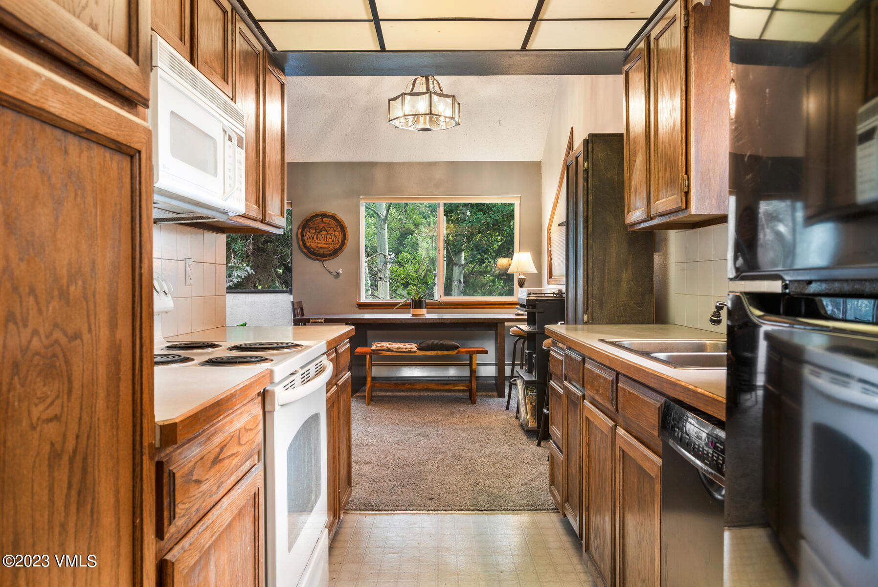 160 Riverside Ct-008-009-Kitchen-MLS_Siz