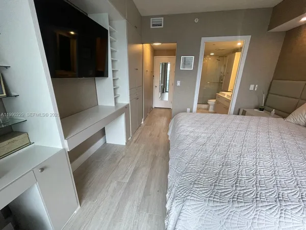 $7,000 | 45 Southwest 9th Street, Unit 1401, Miami, FL 33130