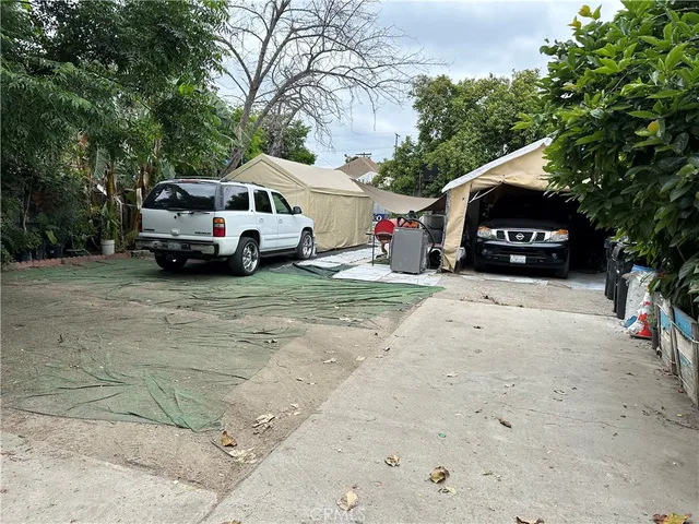a car parked in front of white house