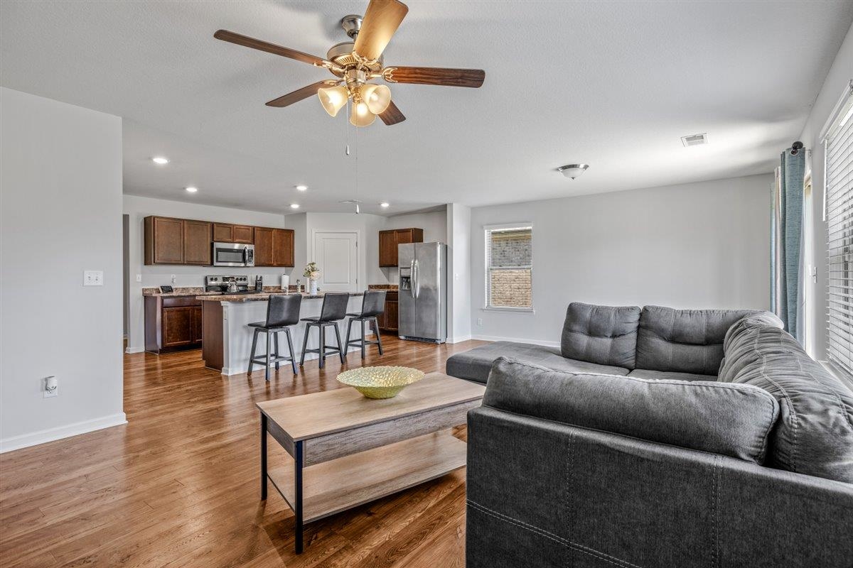 5320 Crossfield Road Memphis, TN 38109 - Photo 21 of 40 a living room with furniture and kitchen view