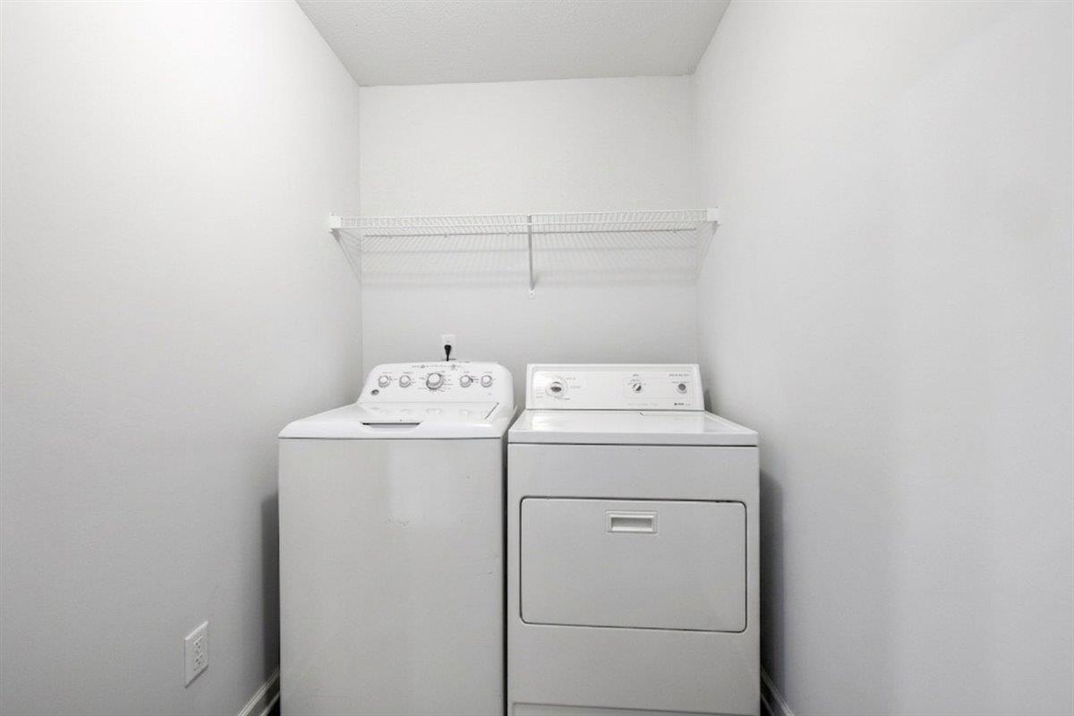 5320 Crossfield Road Memphis, TN 38109 - Photo 10 of 40 a utility room with dryer and washer