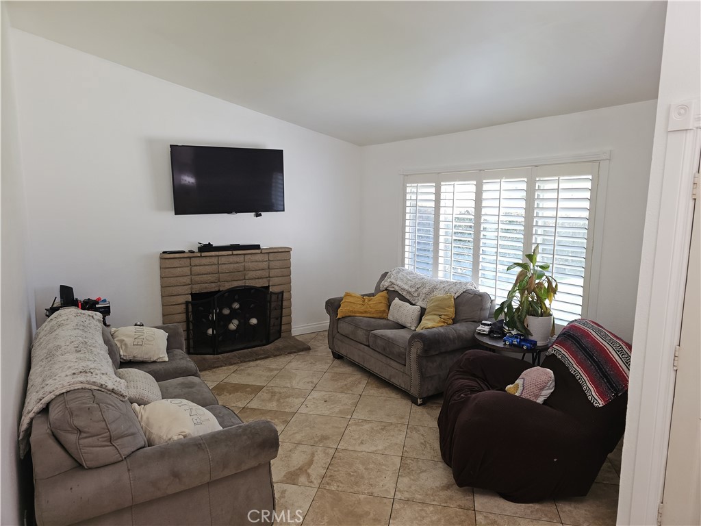 685 South Smoketree Avenue Rialto, CA 92316 - Photo 10 of 20