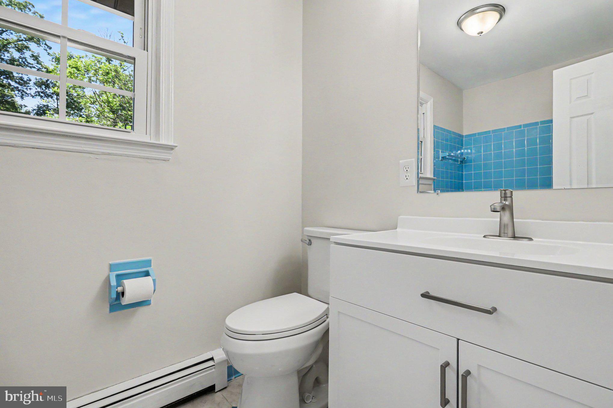 9825 Valley Po Road Spotsylvania, VA 22551 - Photo 40 of 46 Upstairs hallway bathroom
