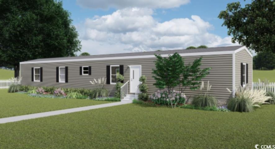 Manufactured / mobile home featuring a front lawn