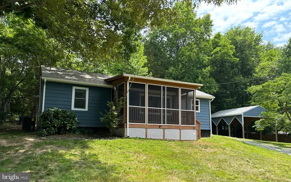 a view of a house with a yard