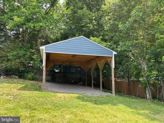 a view of a house with yard and tree