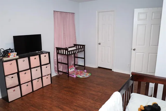 a view of a livingroom with furniture
