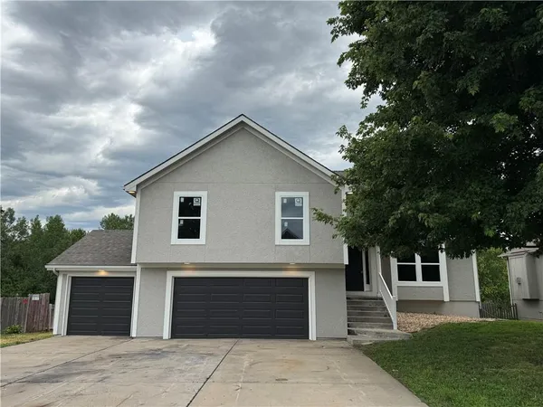 $499,900 | 992 Sicklebar Drive, Peculiar, MO 64078