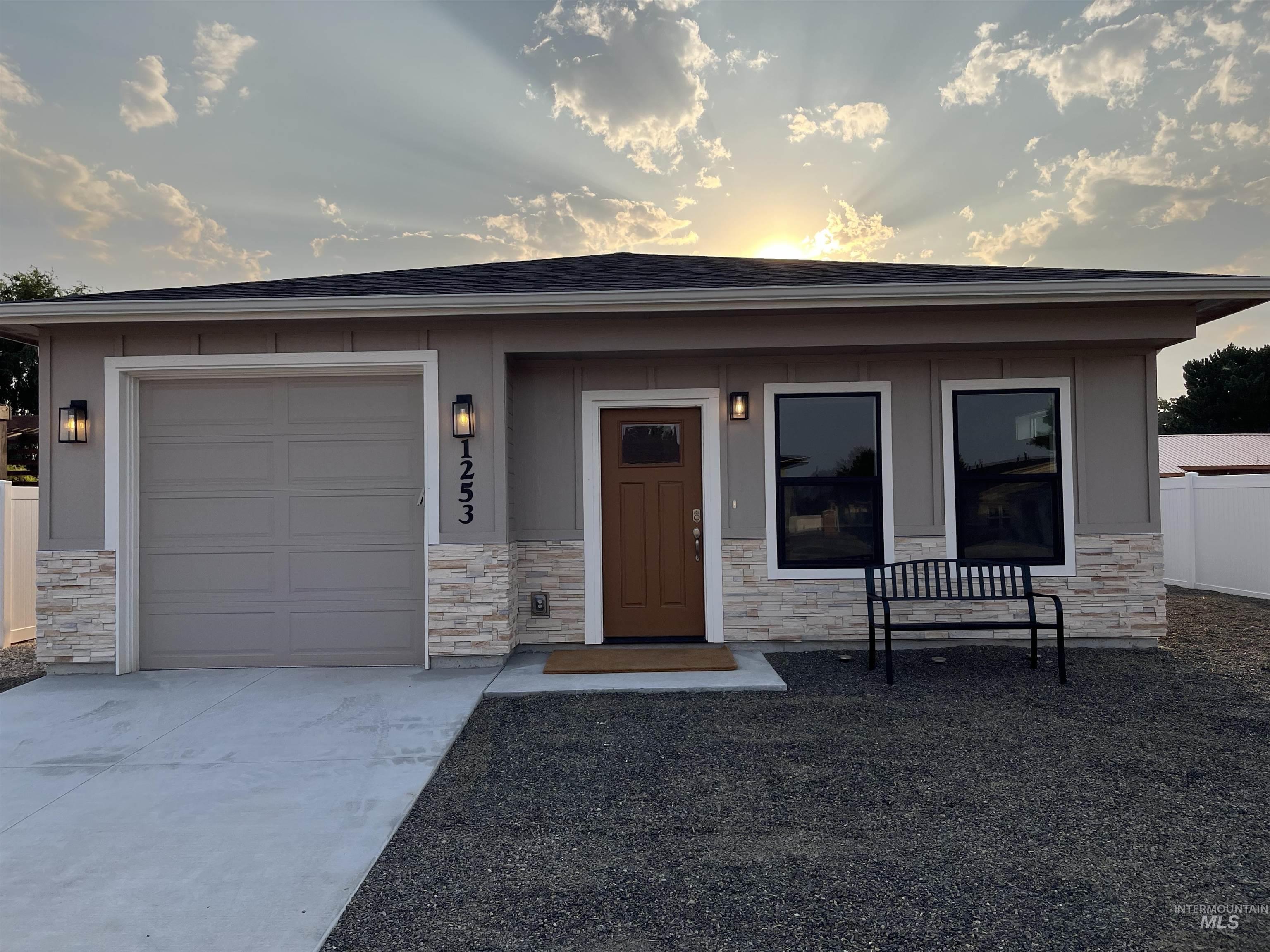 1253 Phillips Cir  