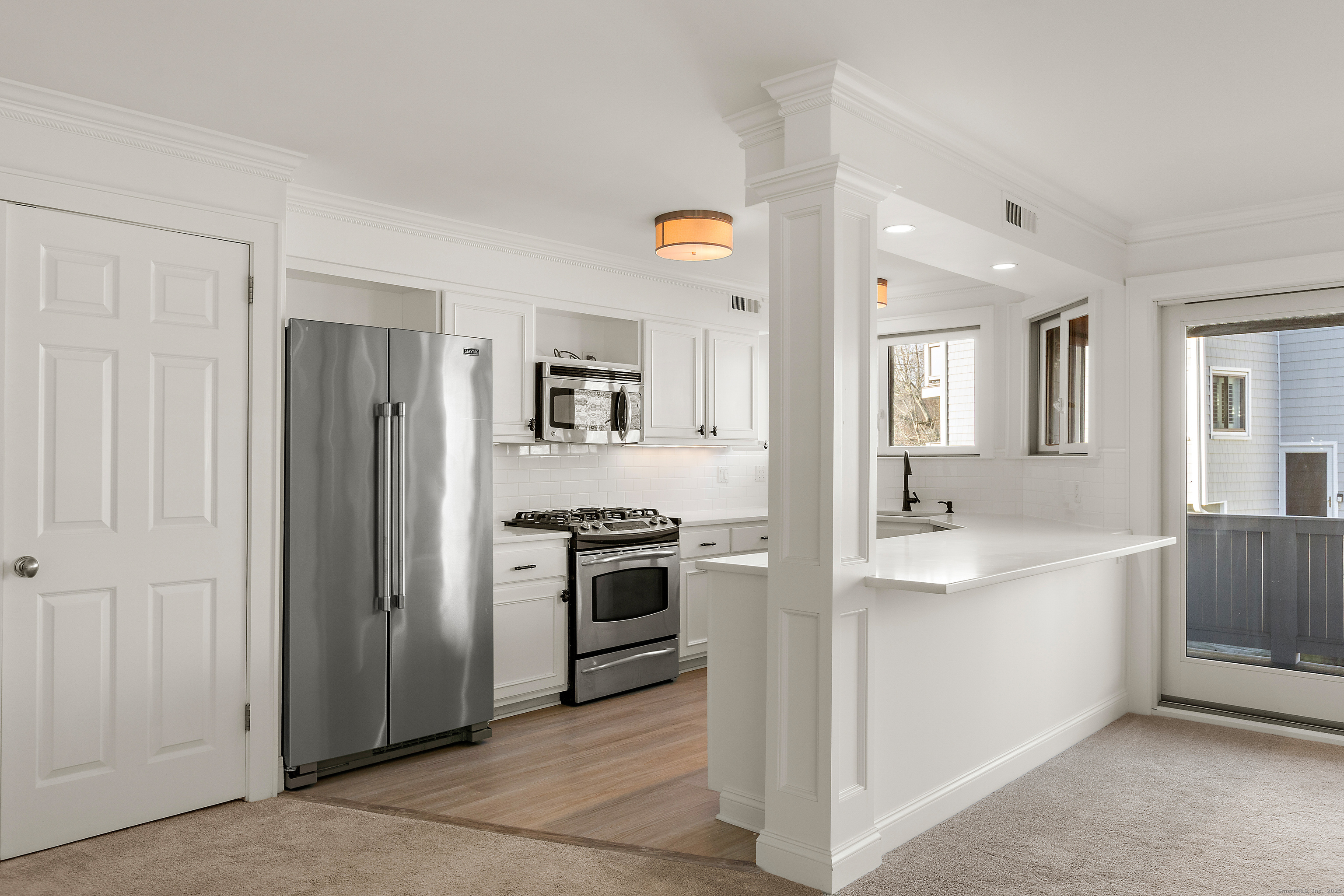 133 Rowayton Woods Drive, Unit 133 Norwalk, CT 06854 - Photo 12 of 40 Kitchen is bright n open