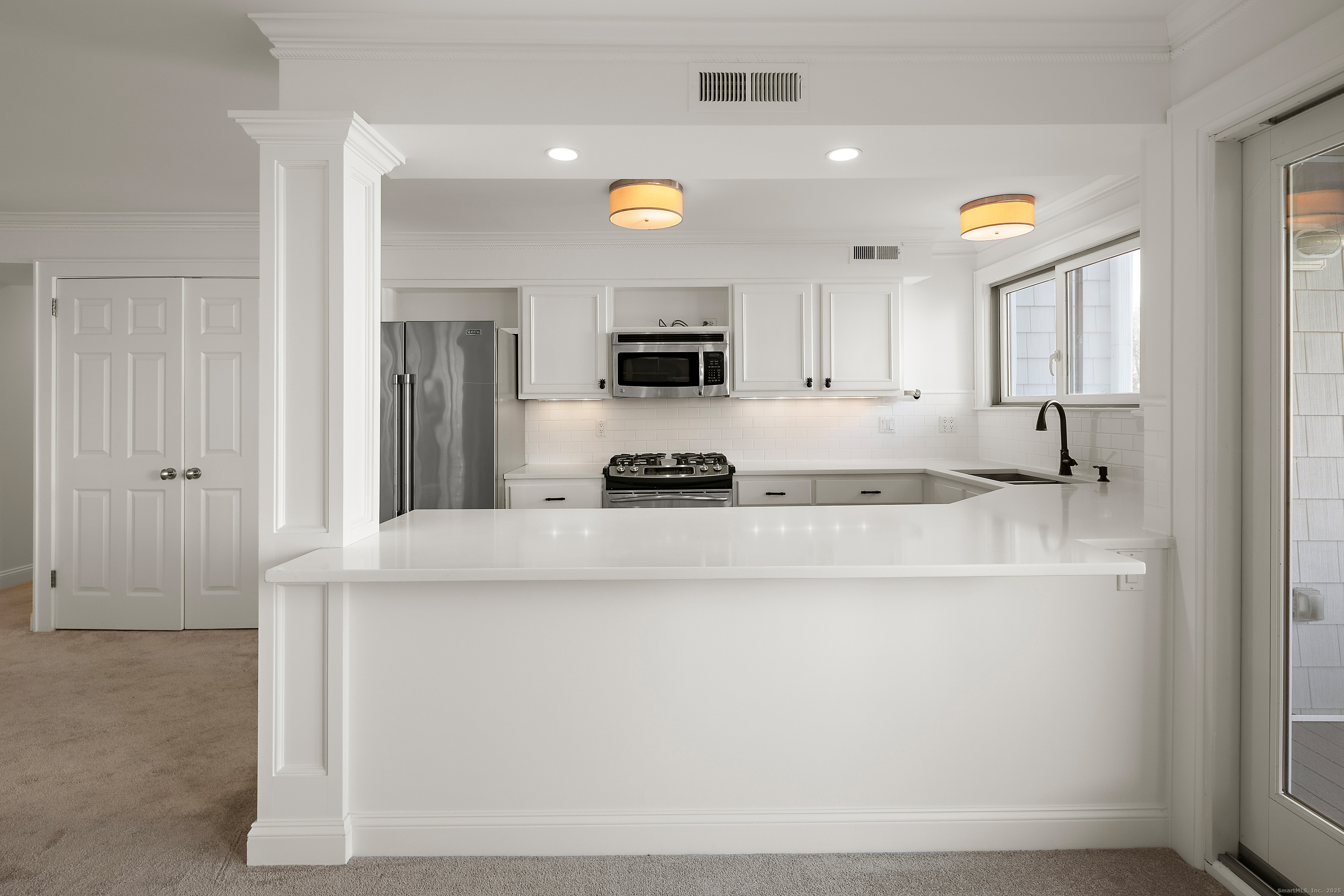 133 Rowayton Woods Drive, Unit 133 Norwalk, CT 06854 - Photo 13 of 40 Breakfast bar