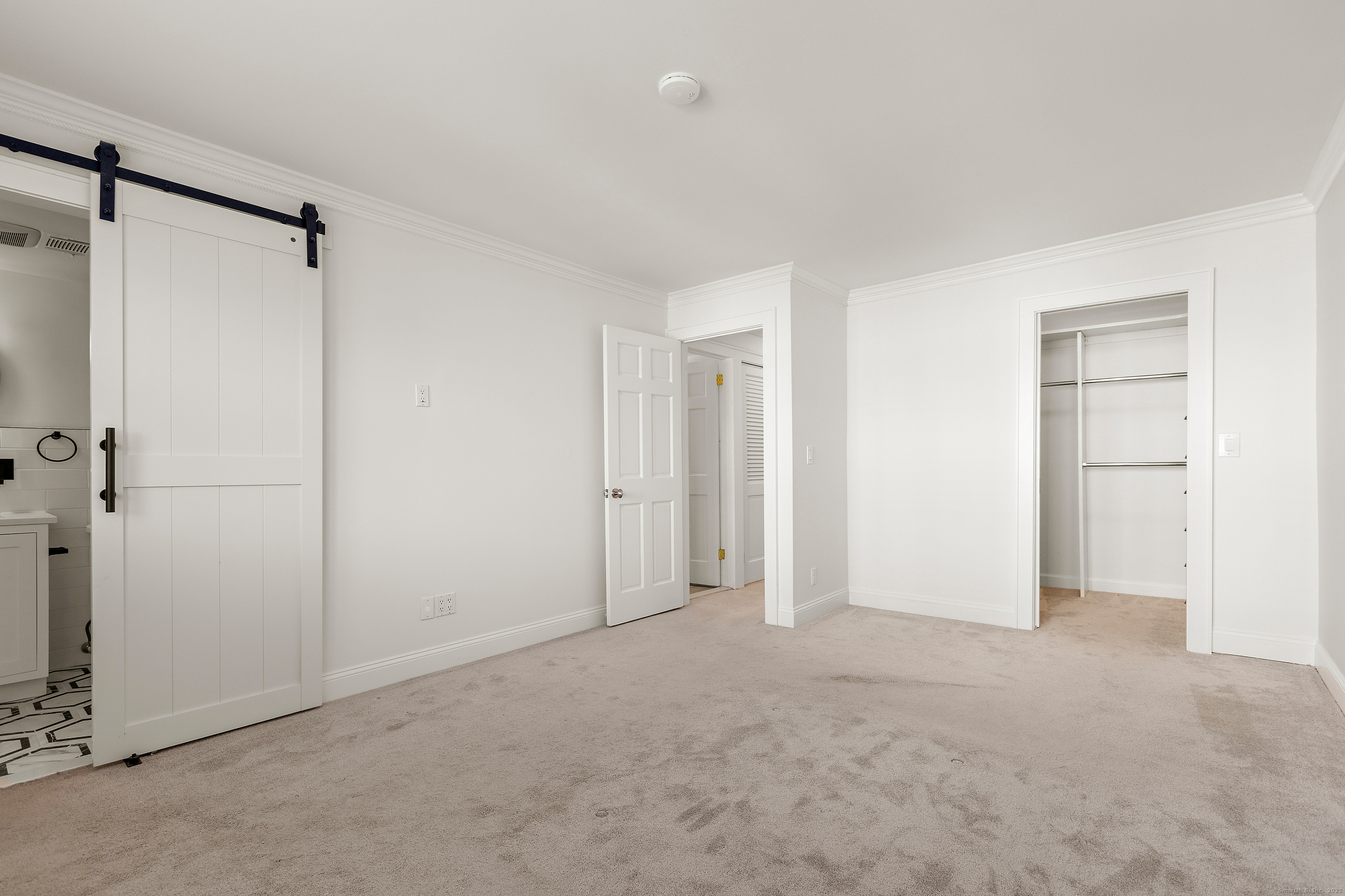 133 Rowayton Woods Drive, Unit 133 Norwalk, CT 06854 - Photo 24 of 40 Primary Bedroom w/ Walk-in Closet