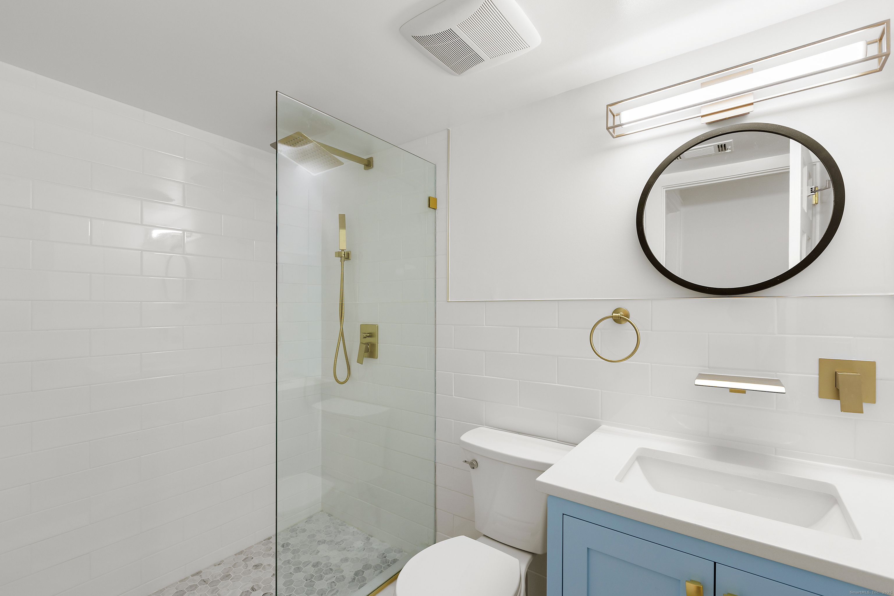 133 Rowayton Woods Drive, Unit 133 Norwalk, CT 06854 - Photo 29 of 40 Hallway Full Bathroom