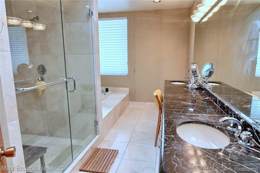 4180 Stoddard Road West Bloomfield, MI 48323 - Photo 19 of 43 Master_Bathroom.jpg