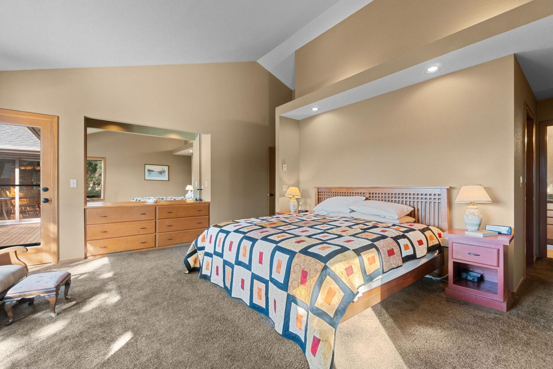 66825 Sisemore Road Bend, OR 97703 - Photo 20 of 42 Primary Bedroom