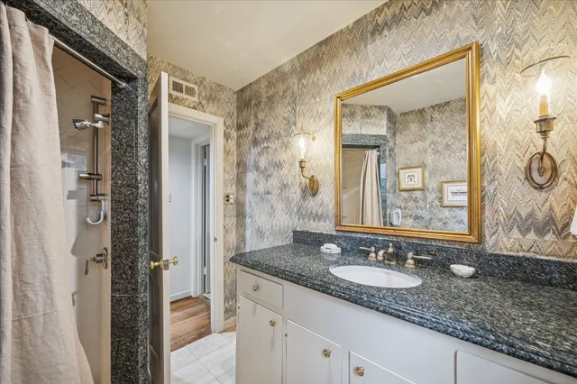 $750,000 | 914 South Shepherd Drive, Houston, TX 77019