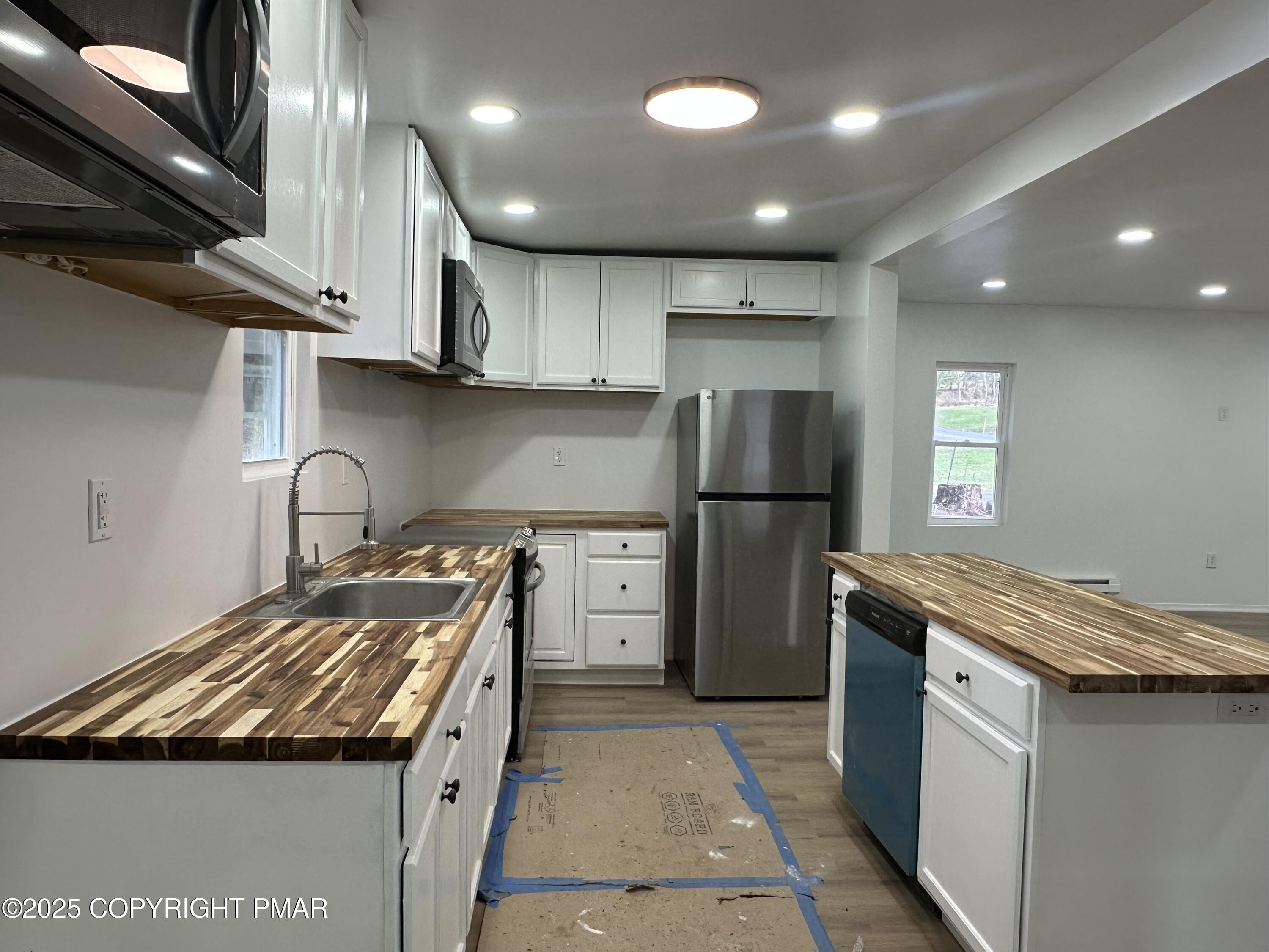 105 Glenmere Road Canadensis, PA 18325 - Photo 9 of 28 a kitchen with a refrigerator sink and stove