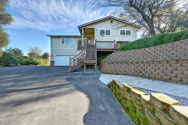 a view of a back yard