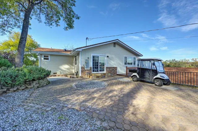 a view of a house with backyard and sitting area