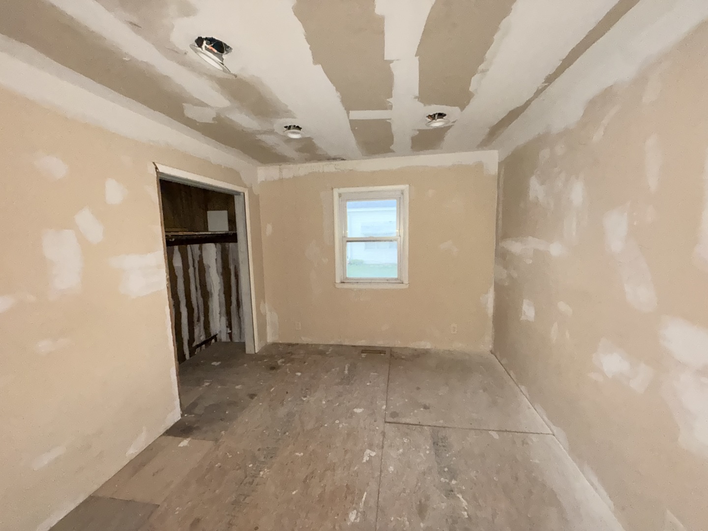 101 5th Street Carmi, IL 62821 - Photo 20 of 28 an empty room with windows