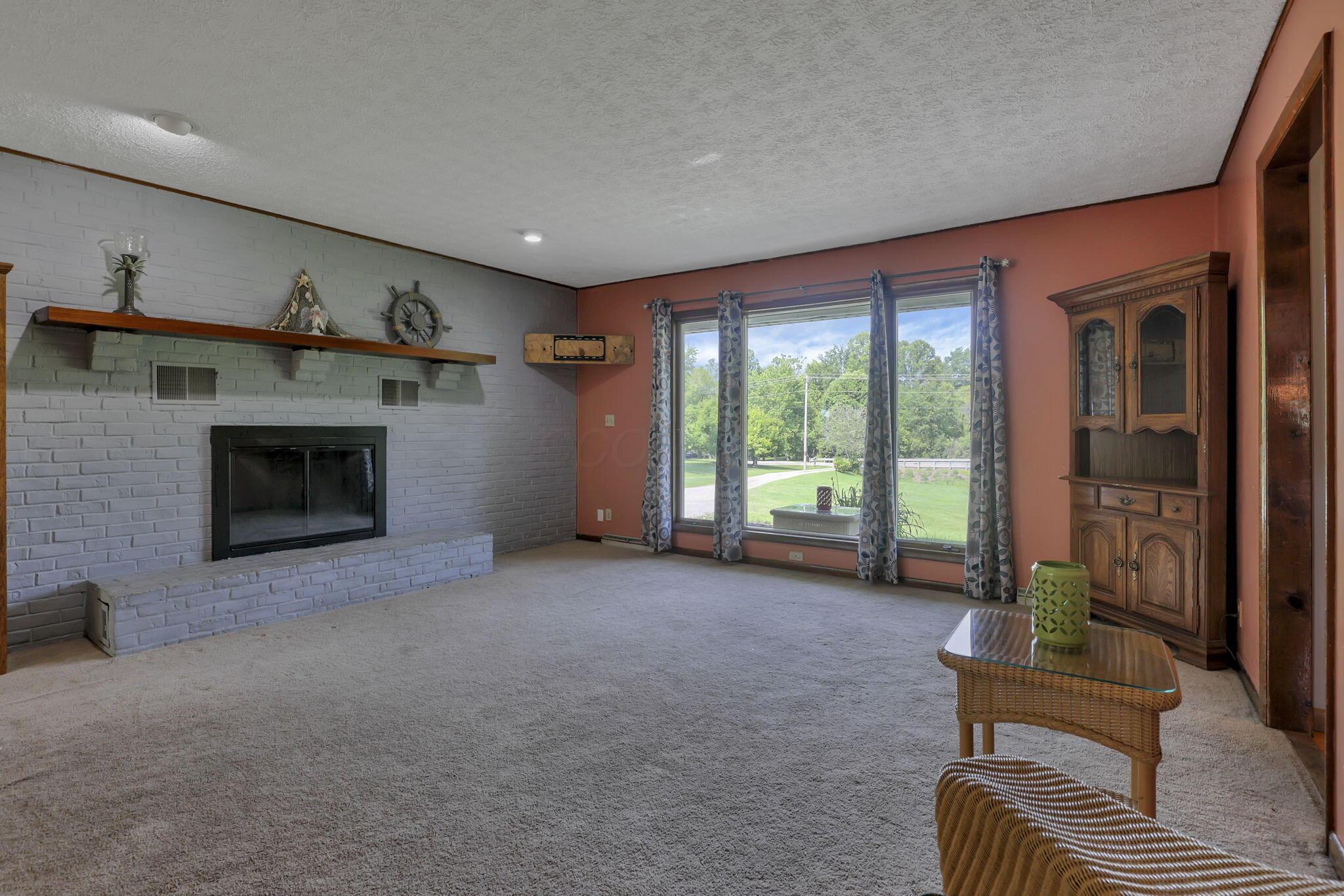 6605 Lancaster Road Hebron, OH 43025 - Photo 19 of 53 Spacious family room