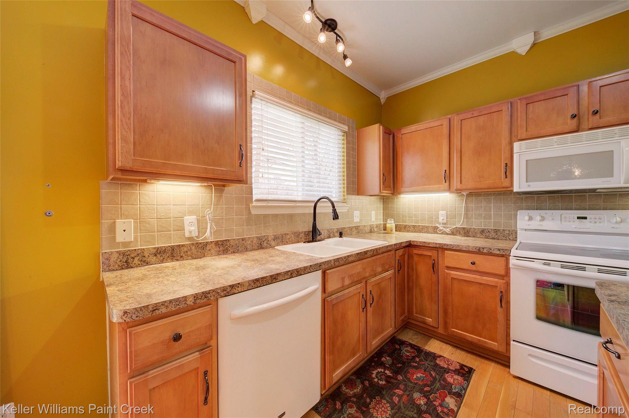 2263 East Maple Road Troy, MI 48083 - Photo 15 of 54 Kitchen