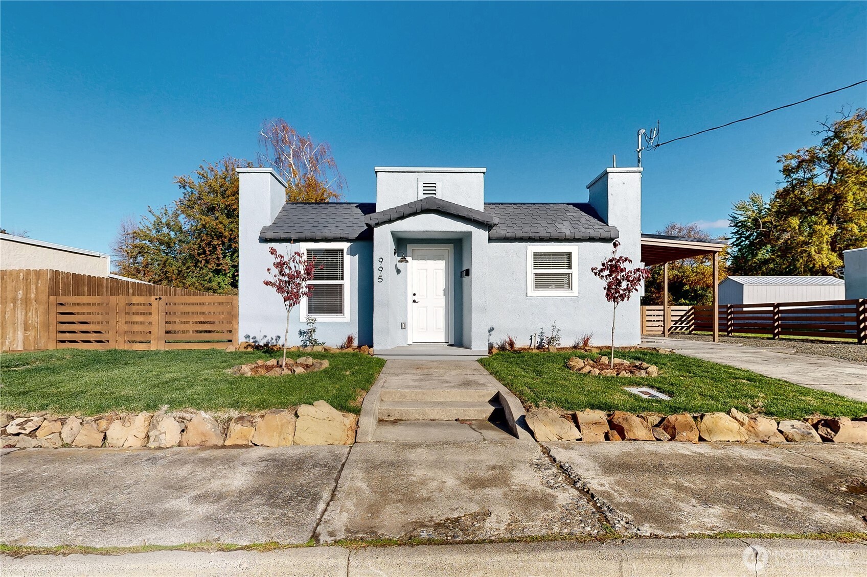 995 Hobson Street Walla Walla, WA 99362 - Photo 1 of 38 a front view of a house with garden