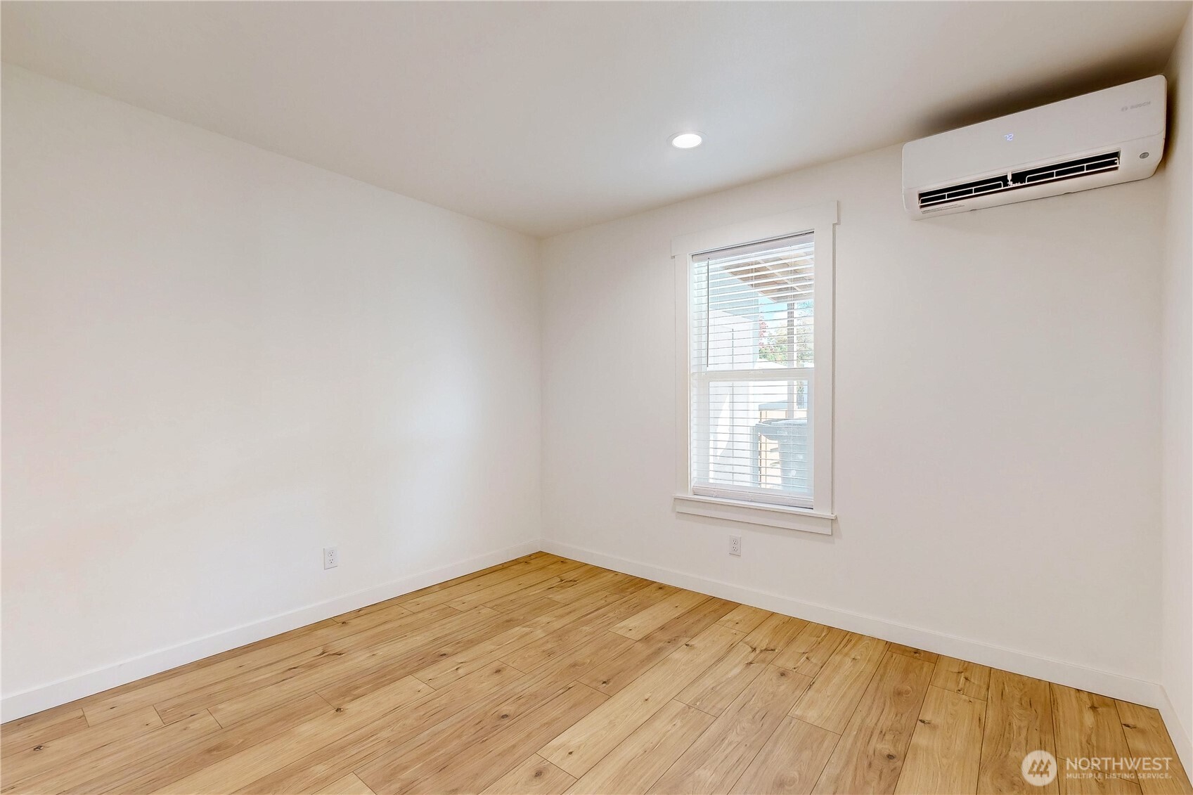 995 Hobson Street Walla Walla, WA 99362 - Photo 16 of 38 an empty room with a window