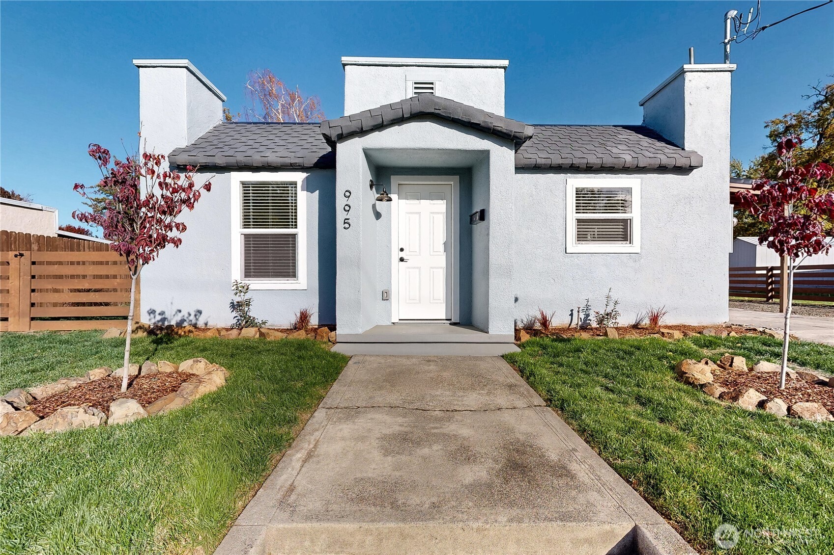 995 Hobson Street Walla Walla, WA 99362 - Photo 24 of 38 a front view of a house with garden