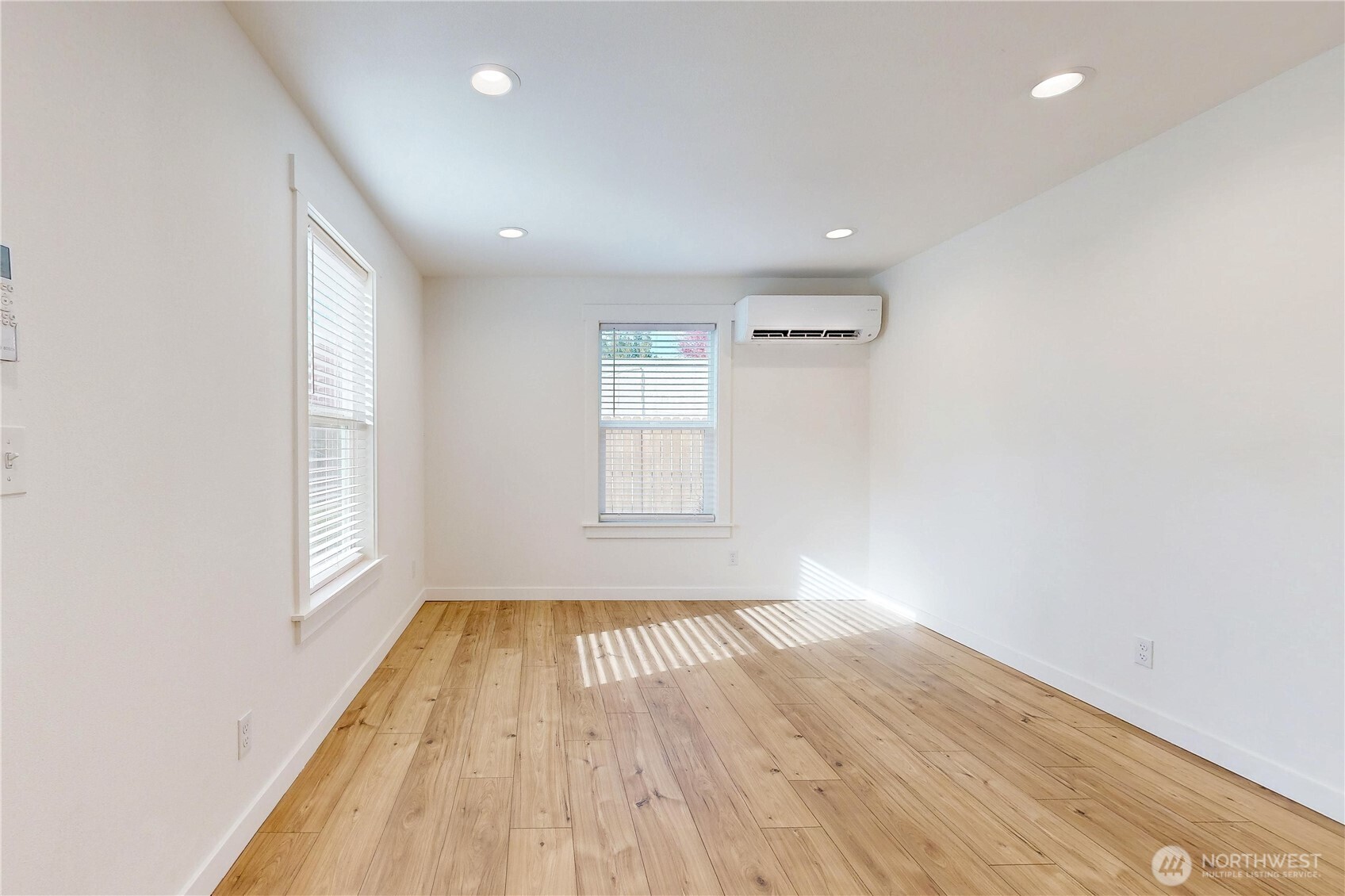995 Hobson Street Walla Walla, WA 99362 - Photo 3 of 38 an empty room with wooden floor and windows