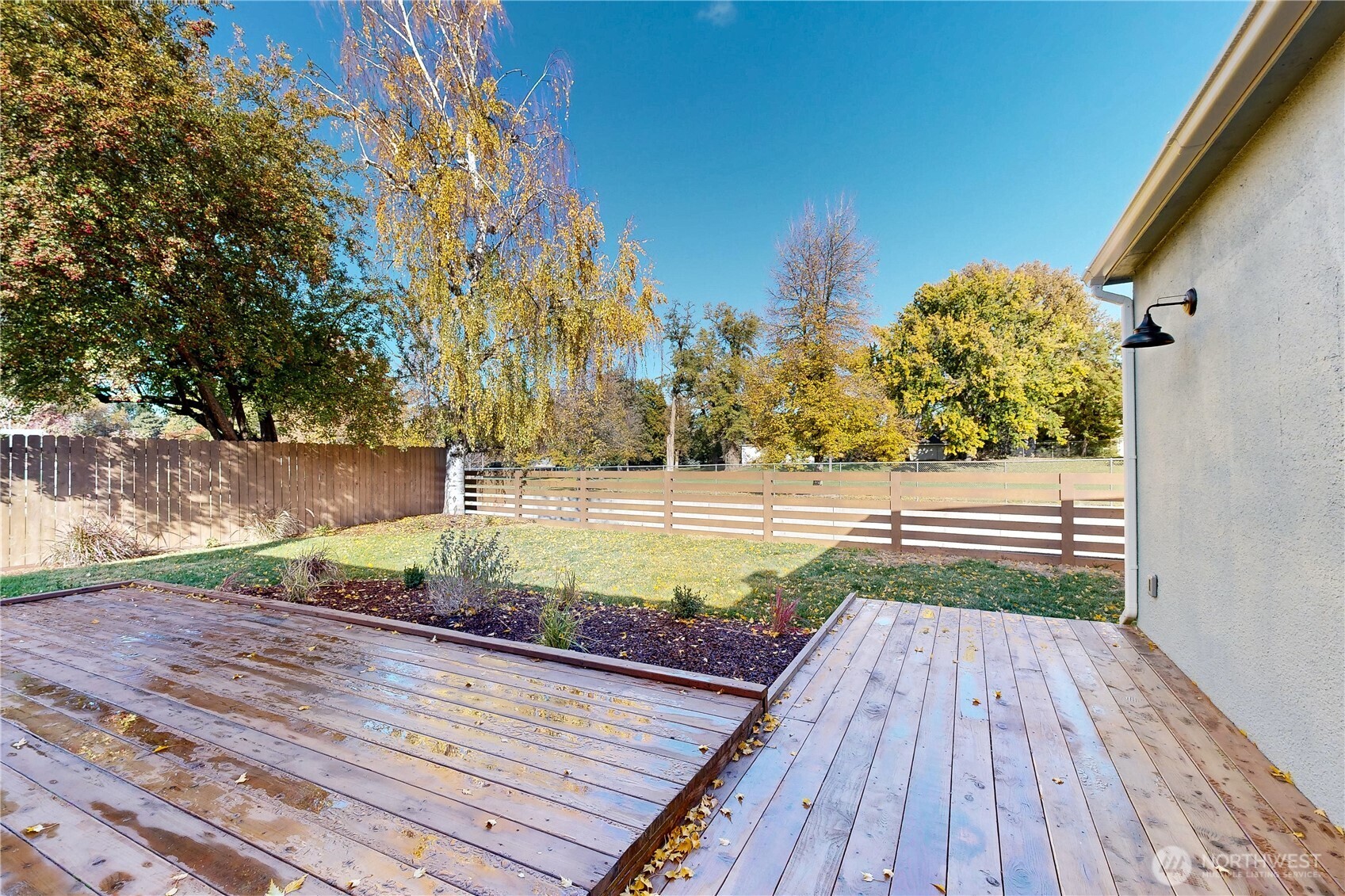 995 Hobson Street Walla Walla, WA 99362 - Photo 34 of 38 a view of a balcony with wooden floor