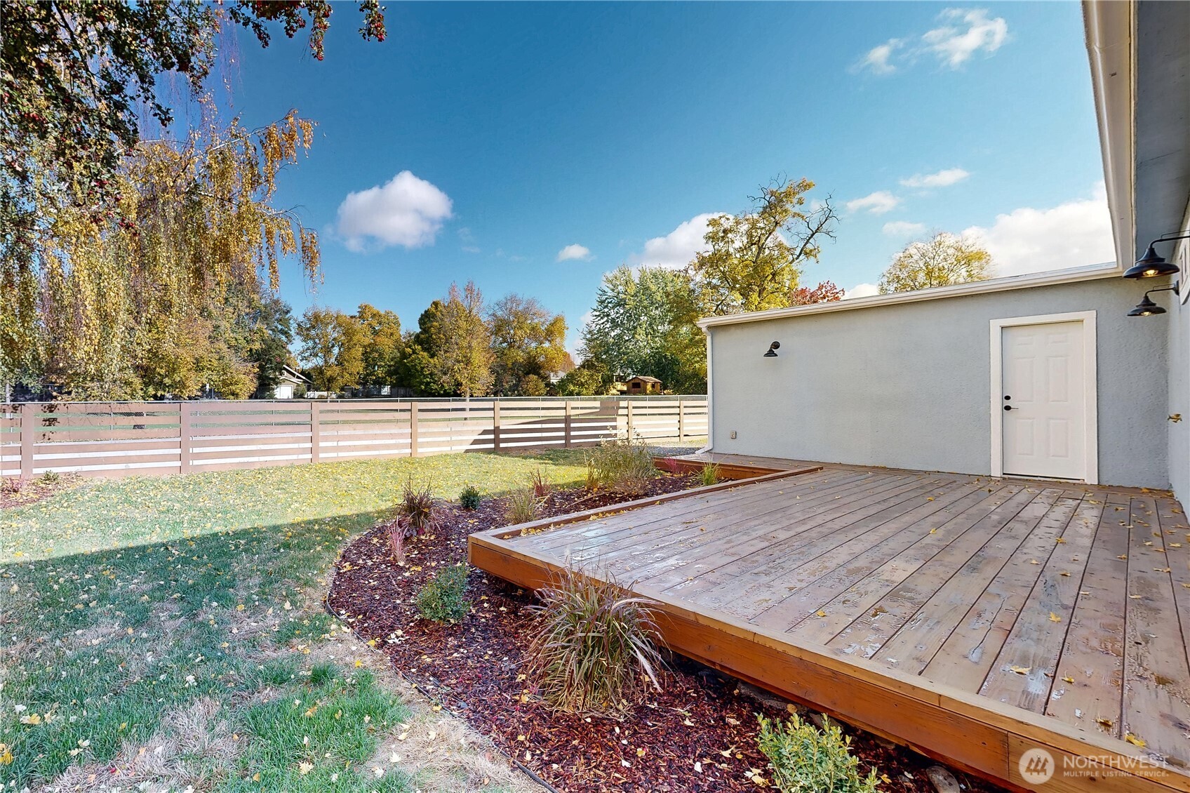 995 Hobson Street Walla Walla, WA 99362 - Photo 36 of 38 a view of a backyard and a swimming pool