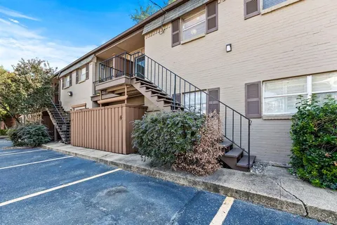 a view of a house with backyard and plants