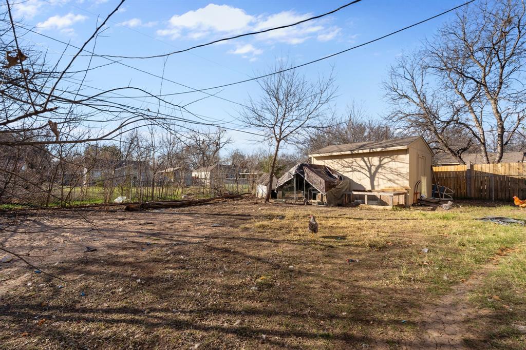 9201 Farmers Road White Settlement, TX 76108 - Photo 32 of 35 a view of a yard with a large tree
