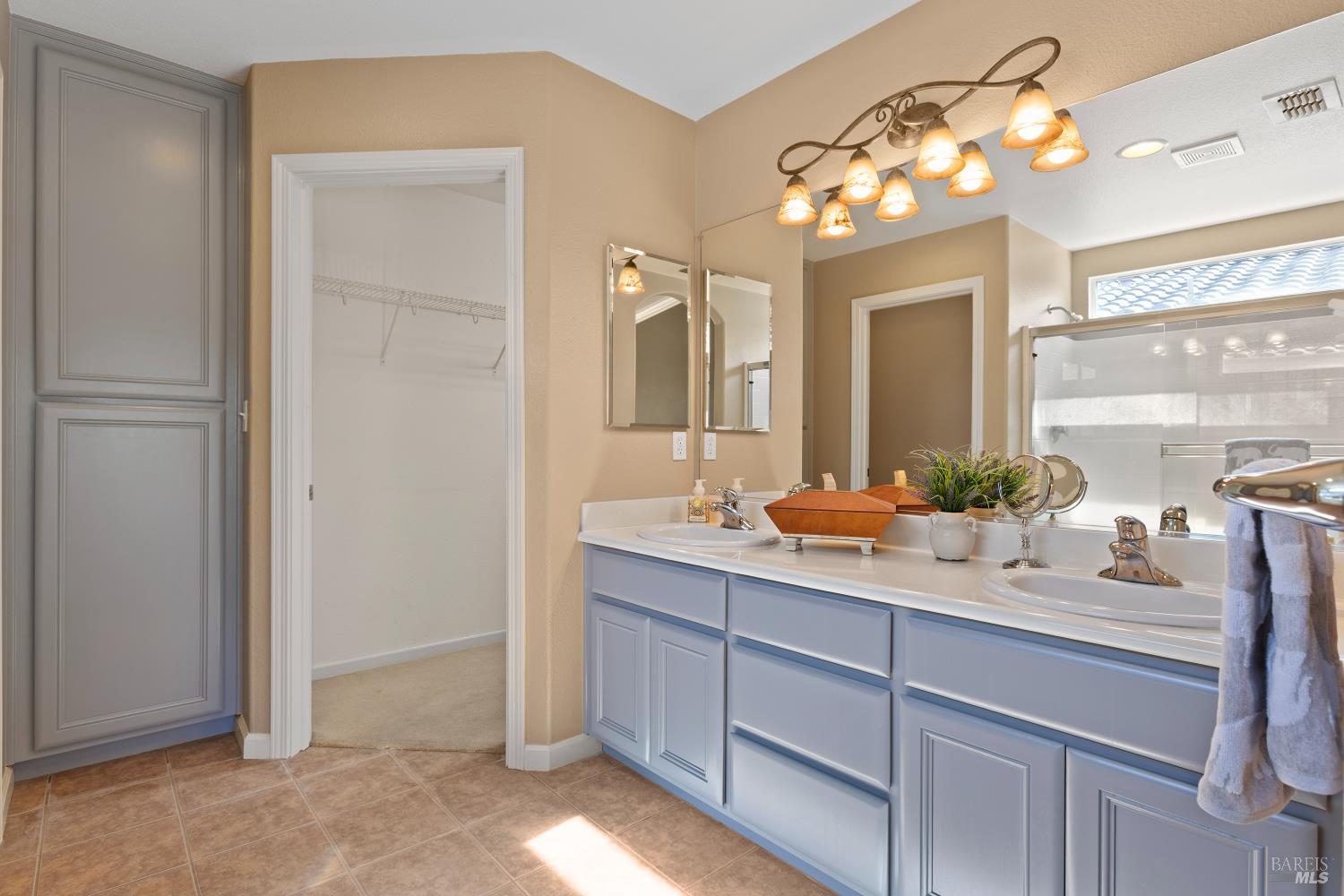 270 Foxwood Lane Rio Vista, CA 94571 - Photo 21 of 31 a bathroom with a sink vanity and a mirror