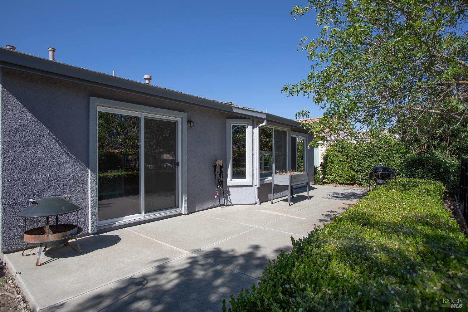 270 Foxwood Lane Rio Vista, CA 94571 - Photo 6 of 31 a view of a backyard with sitting area and garden