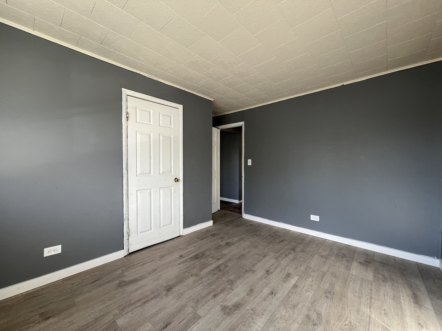 5305 South 72nd Court, Unit 4 Summit, IL 60501 - Photo 9 of 17 a view of an empty room with wooden floor