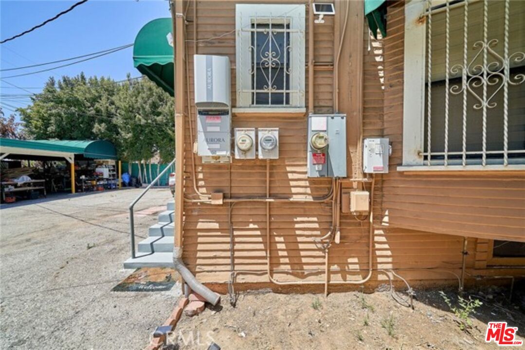 1023 South Wilton Place Los Angeles, CA 90019 - Photo 12 of 34 a front view of a building with a yard