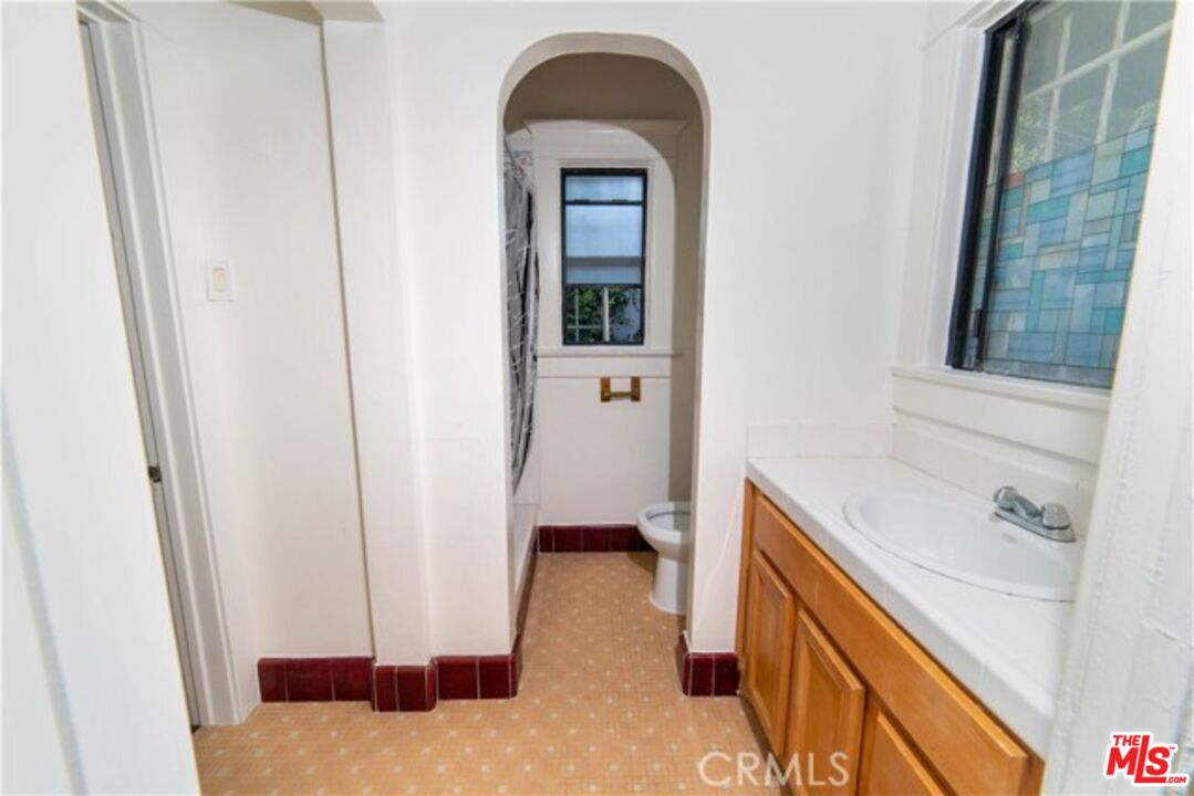 1023 South Wilton Place Los Angeles, CA 90019 - Photo 24 of 34 a bedroom with a bed and a window