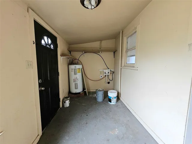 a view of a livingroom with furniture