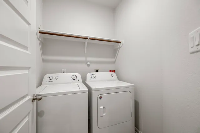 a view of a back yard