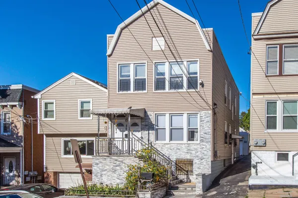 $2,950 | 46 Spruce Street, Unit 2, Jersey City, NJ 07306