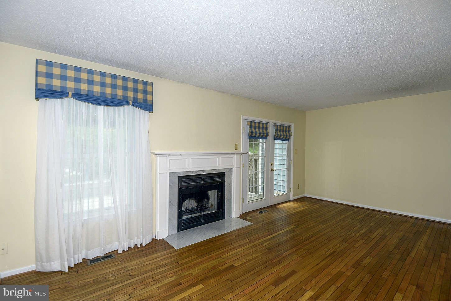 1611 Oak Spring Way Reston, VA 20190 - Photo 14 of 29 Family Room