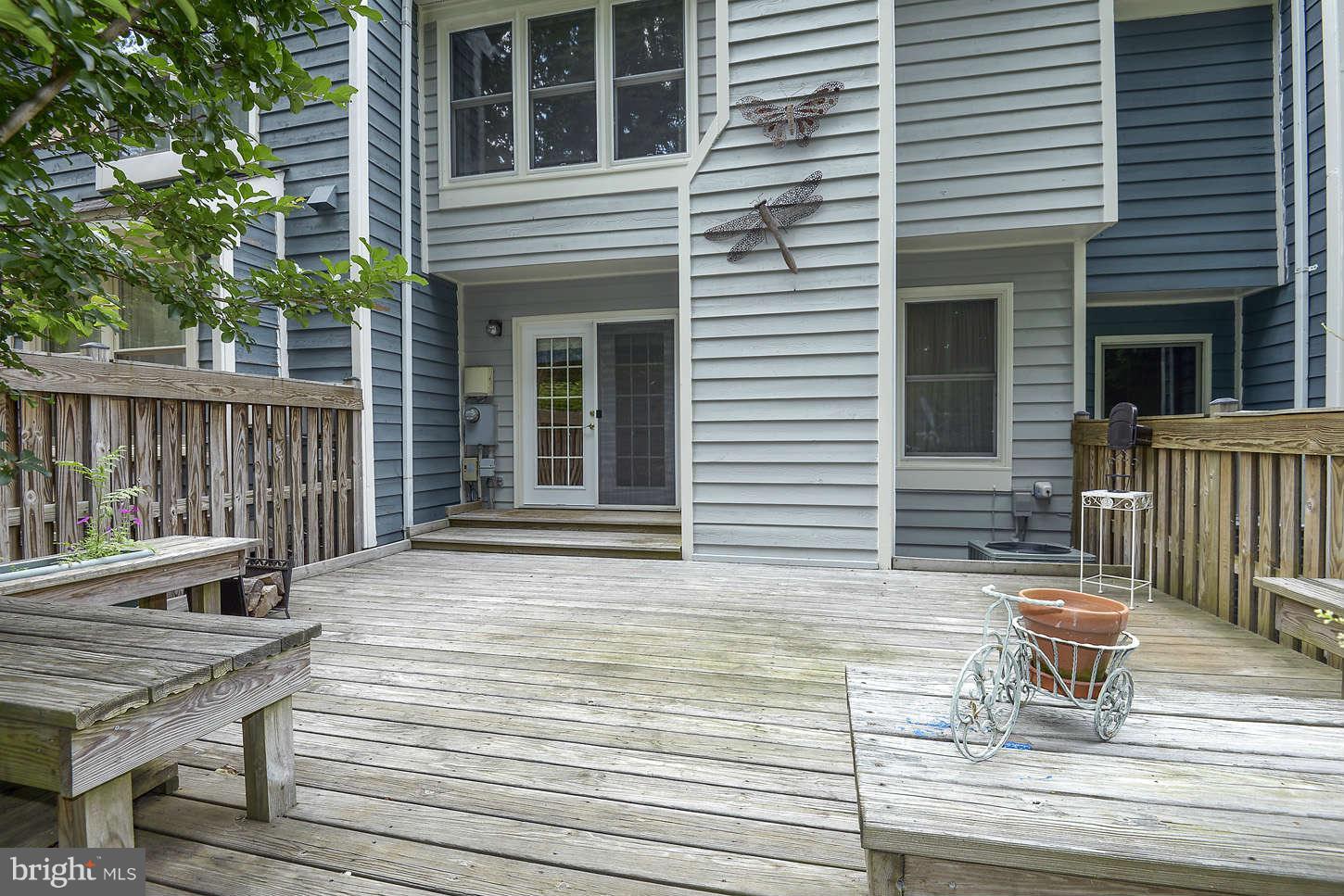 1611 Oak Spring Way Reston, VA 20190 - Photo 27 of 29 Exterior Rear