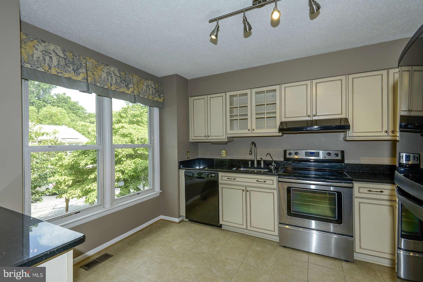 1611 Oak Spring Way Reston, VA 20190 - Photo 5 of 29 Kitchen