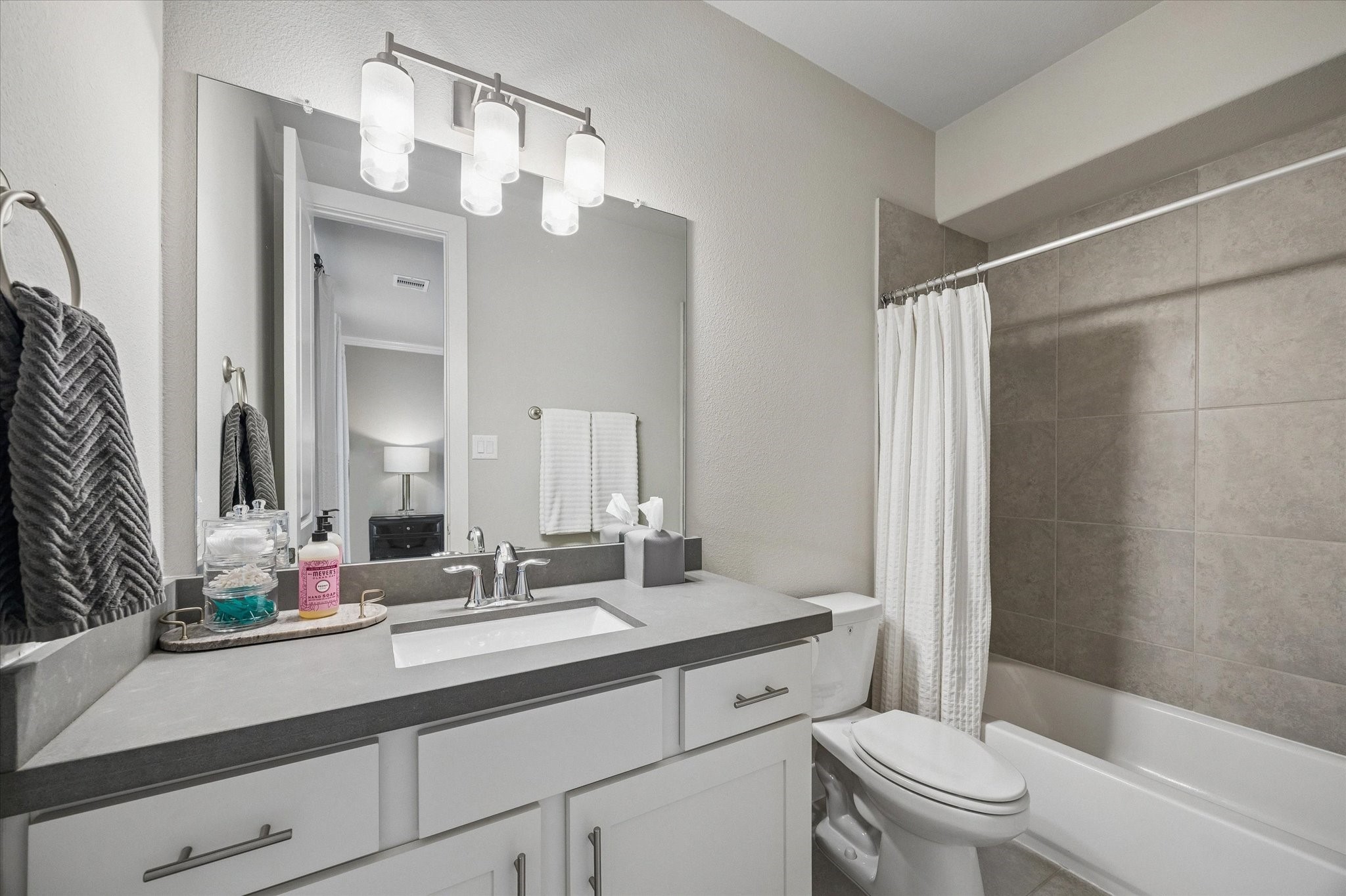 1309 West 24th Street, Unit B Houston, TX 77008 - Photo 15 of 22 Handsome en-suite bath off the first floor bedroom. Richly appointed fixtures, counters, sink and tile work in all the baths.